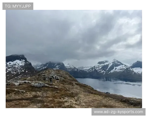 _极地探险骑行：挑战北极圈的冷酷极限_，极地徒步