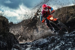 伊丽莎白·德克斯泳池内外双重突破，伊丽莎白.德比茨