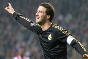 新疆男篮加强内线防守策略提升竞争力，新疆男篮合同