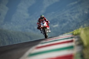 浙江雄狮前场逼抢频频奏效压制对手控球，浙江雄狮服务队