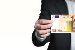 丁俊晖比赛期间保持专注稳定发挥，丁俊晖日常训练