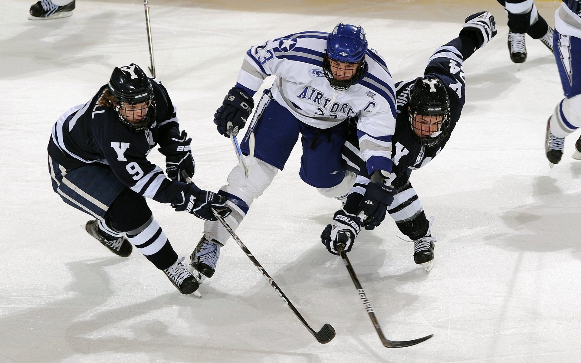 巴特尔的强力拦截为袋鼠队赢得关键比赛中的优势，巴特尔的替补